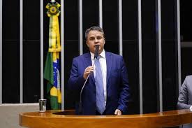 Projeto que aumenta penas para furto, roubo e estelionato, com relatoria de Efraim Filho, na pauta da CCJ