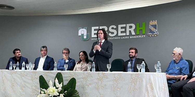 Durante posse do superintendente do HULW, autoridades agradecem a Veneziano por recursos aos HUs de todo o país