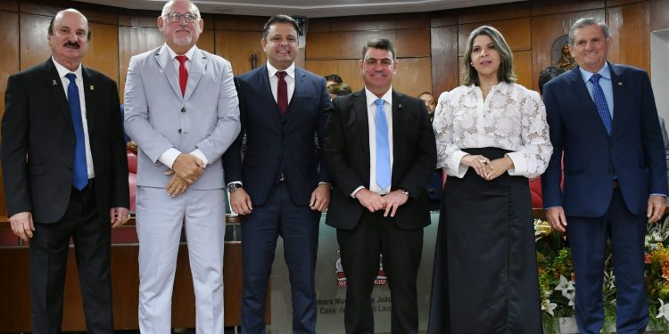 Câmara de João Pessoa dá posse aos 29 vereadores e elege Dinho para presidir a Casa no biênio 2025/2026