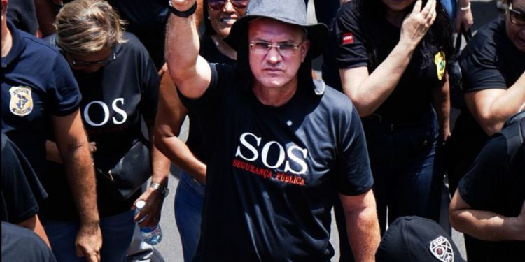 Deputado Sargento Neto participa de ato de policiais e condena realidade de pior salário do país