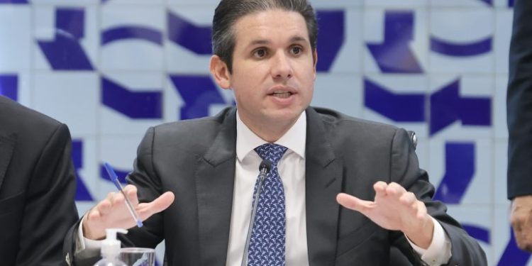 Presidente da Câmara, Hugo Motta vai instalar comissão para discutir implantação do voto distrital misto