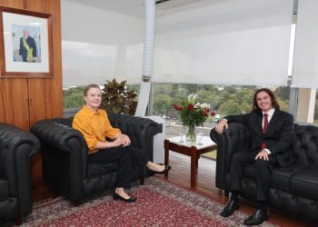 Líder da Maioria, Veneziano se reúne com ministra Gleisi Hoffmann e debate pautas prioritárias no Senado