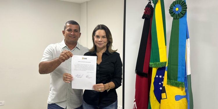 Prefeita de Conde, Karla Pimentel transmite cargo ao vice-prefeito Roga Cabral e anuncia missão em Portugal