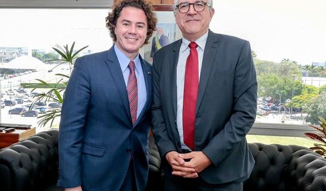 Ministro da Saúde Alexandre Padilha confirma ao senador Veneziano mais 14 ambulâncias do SAMU para a Paraíba