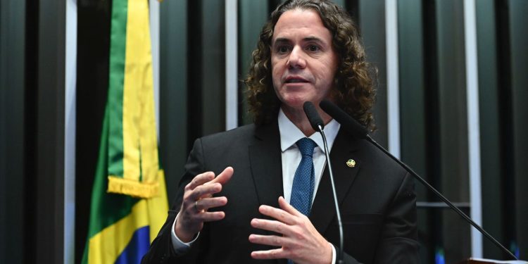 Veneziano ressalta fala de Tarcísio de Freitas, aliado de Bolsonaro, elogiando processo eleitoral brasileiro e urnas