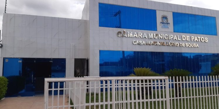 Após elevarem salários para R$ 17 mil, vereadores de Patos, por 15 votos a 1, agora aumentam recesso para 90 dias