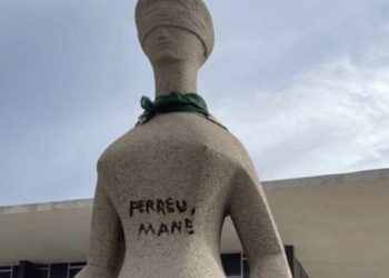 Após ministro Fux pedir vista, Moraes concede prisão domiciliar a cabelereira que pichou “Perdeu Mané” em estátua do STF