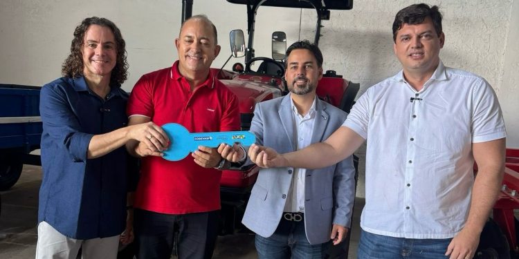 Ao lado do deputado Taciano Diniz, Veneziano entrega máquinas agrícolas no Vale do Piancó