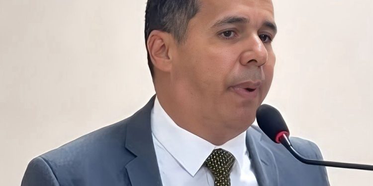 Após manobra contra projetos dos servidores, presidente da Câmara de Conde expulsa presidente do sindicato