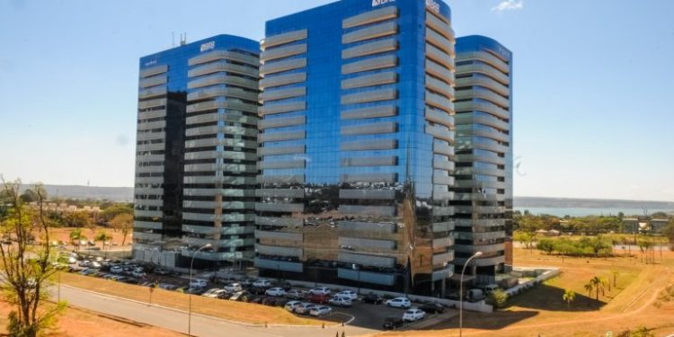 Após surpreender mercado, compra do Banco Master pelo BRB é objeto de debate em audiência pública