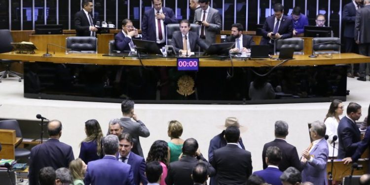 Câmara, por 315 votos a 143, aprova suspensão de ação penal que envolve Ramagem, Bolsonaro e mais 6 pessoas