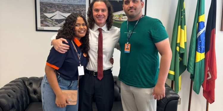 Veneziano recebe ‘Jovem Senadora’ paraibana e ressalta concurso que “elege” representantes de todos os estados