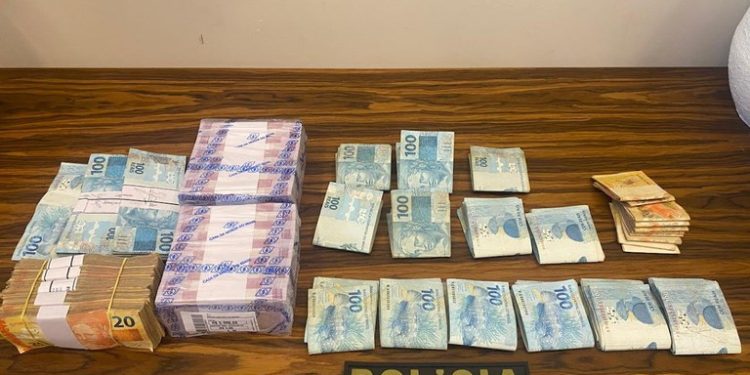 Operação da PF mira desvios de R$ 50 milhões em verbas do Fundeb e apreende dinheiro, carro e joias nos estados do MA e PI