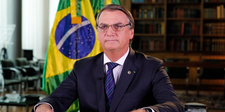 Moraes determina prisão domiciliar de Bolsonaro, proíbe uso de celular e visitas só autorizadas pelo STF