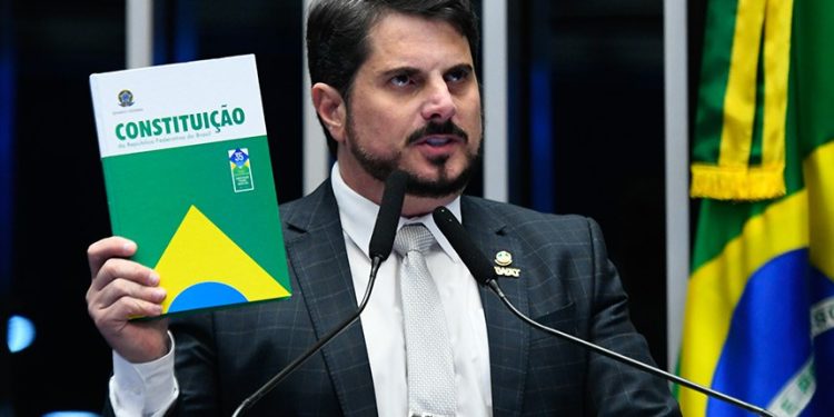 Moraes determina tornozeleira eletrônica no senador Marcos do Val, bloqueia salário e veda uso de redes sociais