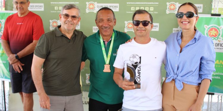 Torneio de futebol do aniversário de 61 anos do Clube dos Oficiais tem premiação, homenagens e confraternização