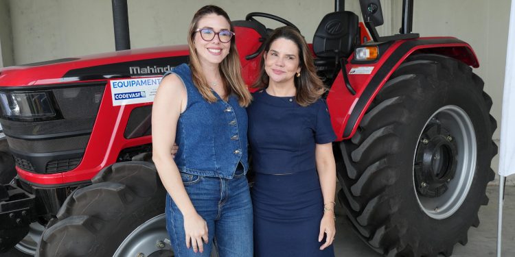 Prefeita de Conde Karla Pimentel agradece chegada de trator agrícola da Cadevasf para fortalecer agricultura familiar