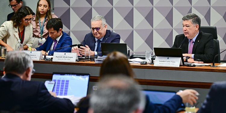 Após prisões de executivos, CPI do INSS mira investigação no “1º escalão” formado por políticos