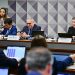 Após prisões de executivos, CPI do INSS mira investigação no “1º escalão” formado por políticos