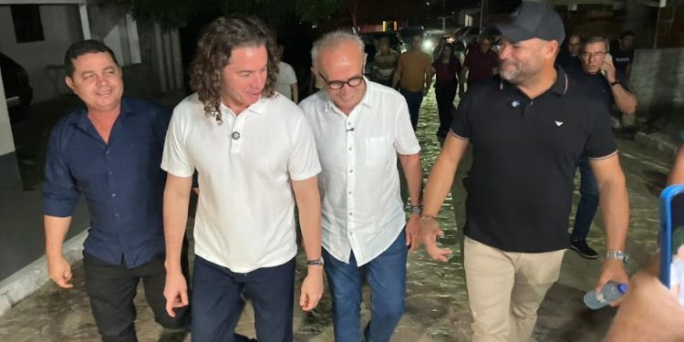 Ao lado de Cícero, Veneziano e prefeito Léo Martins entregam ruas pavimentadas na cidade de Sobrado