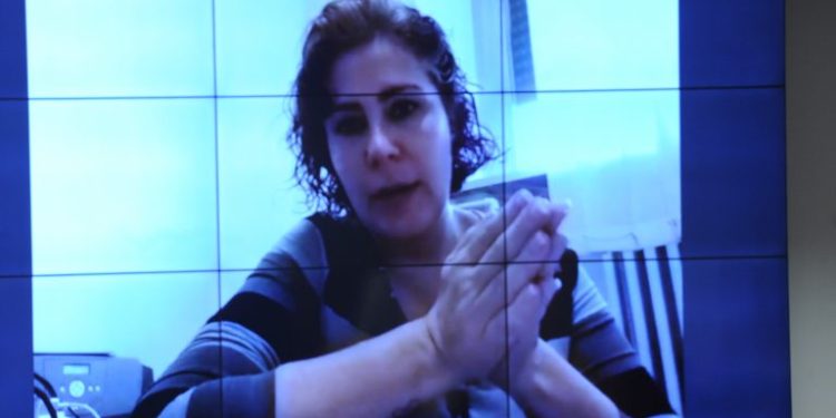 Por insuficiência de votos pela cassação, Câmara mantém mandato da deputada Carla Zambelli