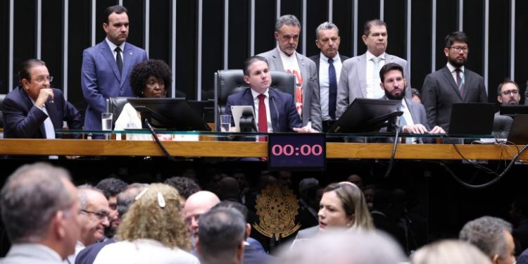 Câmara Federal aprova em dois turnos fim da escala 6×1 com jornada máxima de 40 horas semanais
