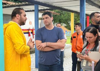 Léo Bezerra visita áreas atingidas pelas chuvas na Capital e coloca estrutura da Prefeitura à disposição das famílias