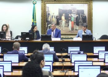 PEC que reduz a maioridade penal de 18 para 16 anos avança, mas votação é adiada por pedido de vista