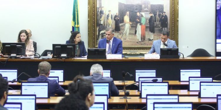 PEC que reduz a maioridade penal de 18 para 16 anos avança, mas votação é adiada por pedido de vista