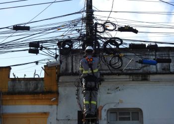 MP aciona Justiça e cobra R$ 5 milhões da Energisa por dano ambiental por amaranhado de fios e risco de acidentes