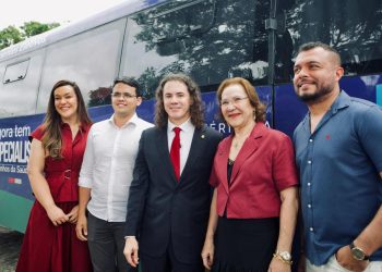 Prefeitos agradecem articulação de Veneziano durante entrega de 118 veículos para assistência à saúde na Paraíba