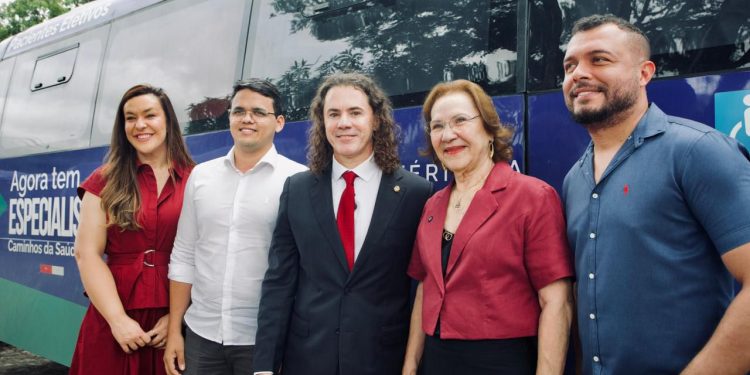 Prefeitos agradecem articulação de Veneziano durante entrega de 118 veículos para assistência à saúde na Paraíba