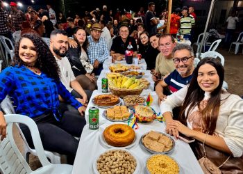 Comunicador Samuka Duarte prestigia São João em Massangana III no Forró da Cida e Heraldo