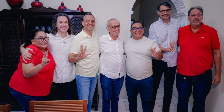 Cícero Lucena visita Alto Sertão e cobra do Governo do Estado solução para o programa “Tá na Mesa”