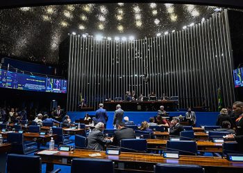 Comissão do Senado aprova aumento do piso de médicos e dentistas de R$ 3,6 para R$ 13,6 mil no país