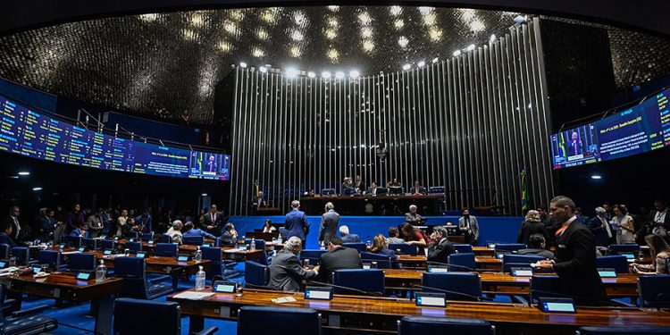 Comissão do Senado aprova aumento do piso de médicos e dentistas de R$ 3,6 para R$ 13,6 mil no país