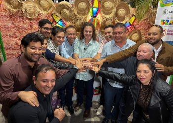 Veneziano é recebido pelo prefeito Wenceslau e lideranças na festa de São João e São Pedro em Teixeira