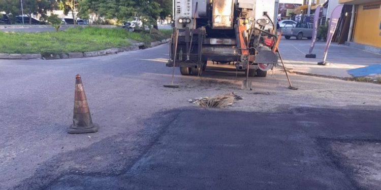 Secretaria de Infraestrutura realiza operação tapa-buraco em 50 bairros nesta quarta-feira