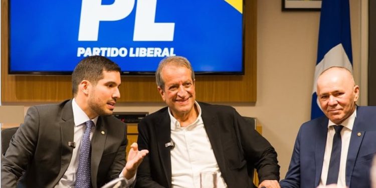 Deputado André Fernandes vence disputa interna e PL anuncia apoio a Ciro Gomes (PSDB) para Governo no Ceará contra o PT