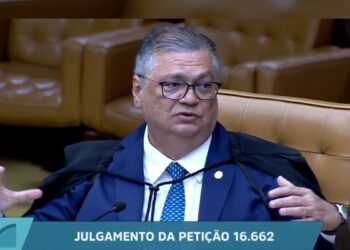 Aliado de Moraes, Dino pede vista e adia decisão sobre abertura de investigação contra ministro do STF