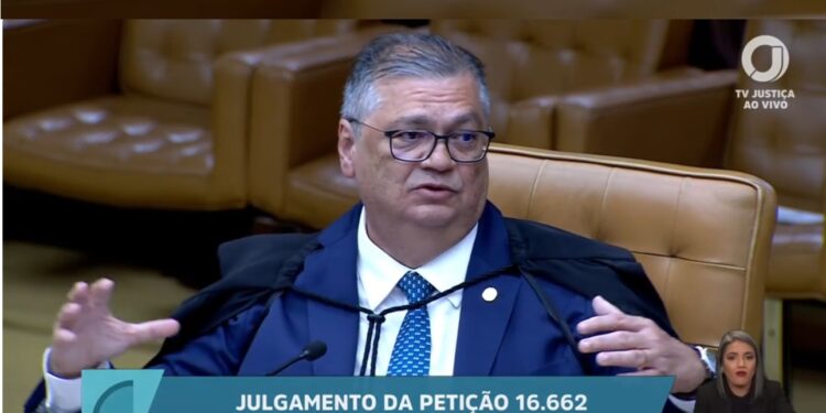 Aliado de Moraes, Dino pede vista e adia decisão sobre abertura de investigação contra ministro do STF