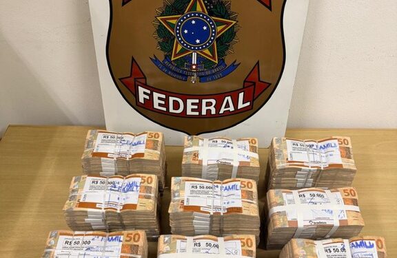 Polícia Federal apreende R$ 600 mil e planilhas com mulher em investigação contra crimes eleitorais