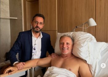 Apresentador Adelton Alves posta foto em casa e agradece por orações após cirurgia em Recife