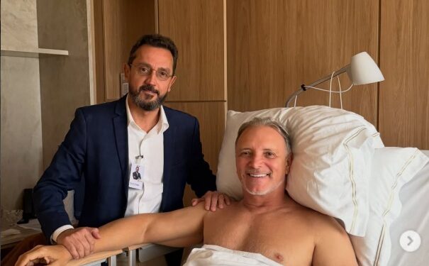 Apresentador Adelton Alves posta foto em casa e agradece por orações após cirurgia em Recife