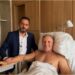 Apresentador Adelton Alves posta foto em casa e agradece por orações após cirurgia em Recife