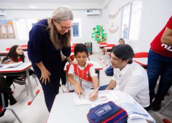 Leo Bezerra entrega nova estrutura da Escola Tércia Bonavides Lins, garantindo mais 900 vagas de ensino
