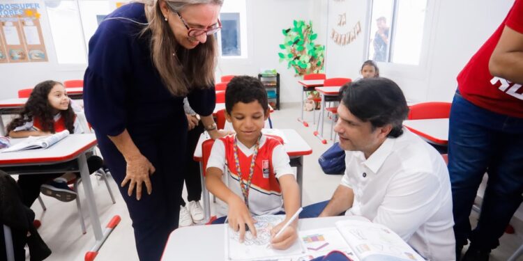 Leo Bezerra entrega nova estrutura da Escola Tércia Bonavides Lins, garantindo mais 900 vagas de ensino