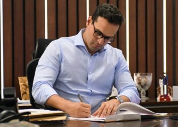 Governador Lucas Ribeiro assina novo Refis para facilitar regularização de débitos fiscais na Paraíba