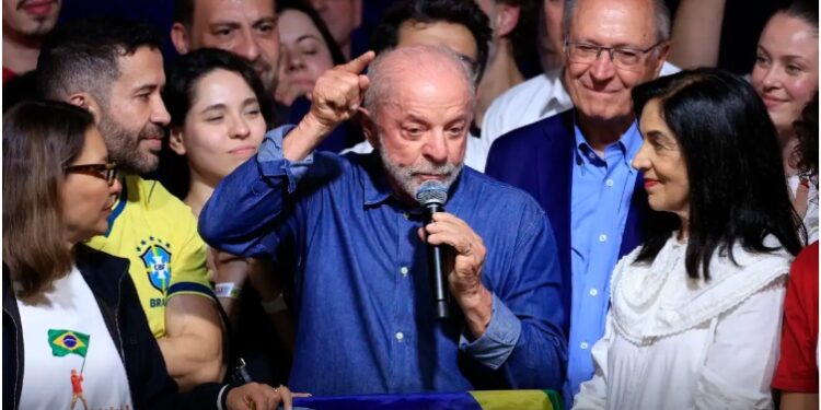 Lula tem 10,3 milhões de votos a mais no 2º turno e é reeleito para 4º mandato de presidente do Brasil : 51,8% x 48,2%