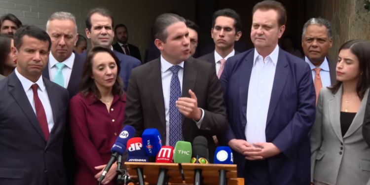 Hugo Motta quer votar sistema distrital misto e regras para redes sociais ainda neste ano